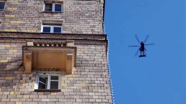 Вертоліт летить на блакитному небі — стокове відео