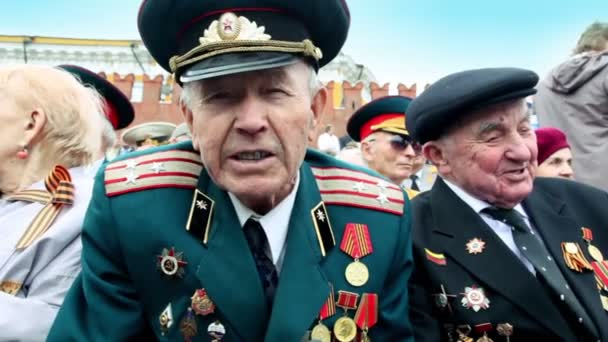 Ветеран Шишкин В.И. говорят о войне на фоне кремлинской стены — стоковое видео