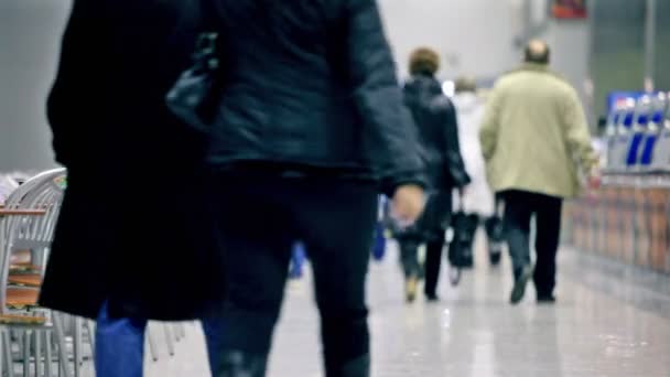 Verschillende mensen lopen in café, ongericht weergave — Stockvideo