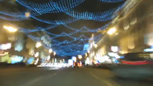 Coches ir, parar y seguir conduciendo en el centro de la ciudad — Vídeo de stock