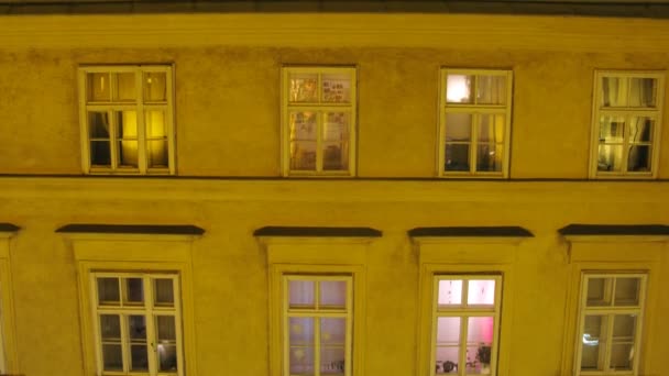 En la casa las ventanas de la casa encienden y apagan la luz — Vídeo de stock