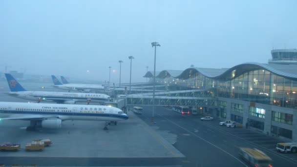 Aerei CINA SOUTHERN si trova sul parcheggio aereo, vicino al terminal sull'aeroporto Divopu — Video Stock