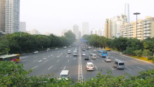 Los coches van en carretera de alta velocidad hacia el puente de Guangzhou al río — Vídeos de Stock