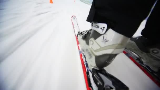 Gros plan sur les jambes des skieurs avec des skis qui roulent sur la neige — Video