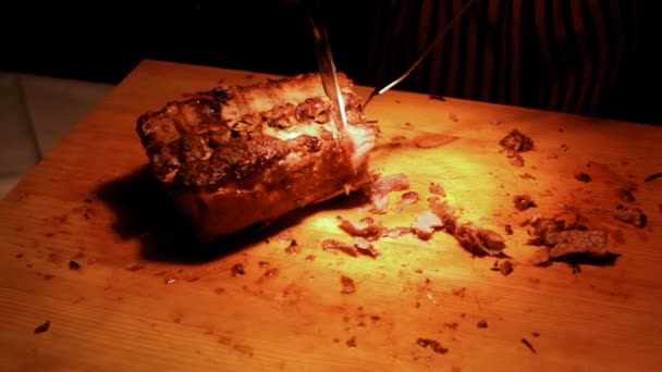Кулінарні ножі також підключають гарячий шматочок м'яса на дошці — стокове відео