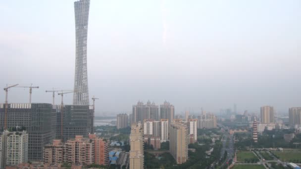 Depois do pôr do sol incluem iluminação da torre de televisão — Vídeo de Stock