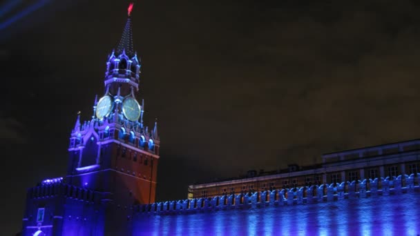 Spasskij torn står mot natthimlen på festival cirkel av ljus — Stockvideo