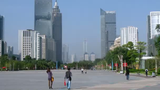 Mensen wandeling langs straat zhujiang nieuwe stad — Stockvideo