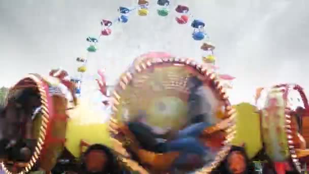 Folk rida på karuseller inklusive på pariserhjul i natt — Stockvideo