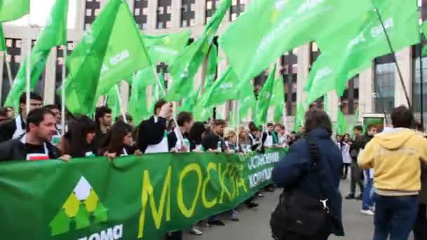 Menschen tragen ein langes Transparent mit der Aufschrift "Stoppt Korruption in Versorgungsunternehmen" auf der Straße — Stockvideo