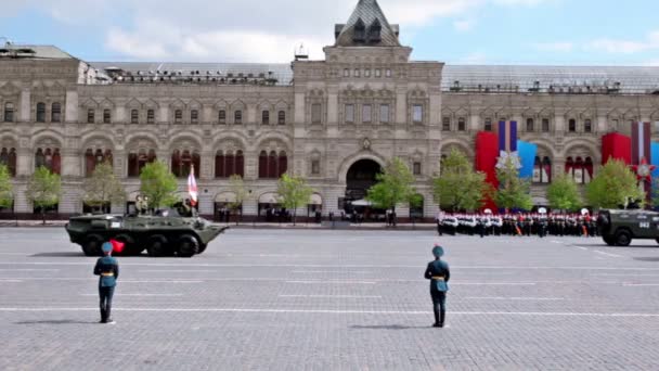 Dopravce s vojáky na něm jezdit v Rudém náměstí na přehlídce vítězství — Stock video