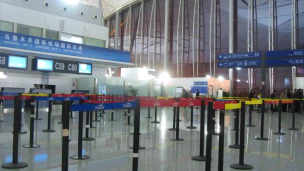 Люди регистрируются в Центральном терминале аэропорта Дивопу — стоковое видео