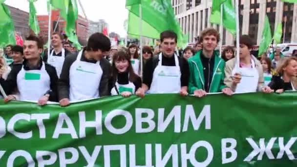 Uzun banner kişi taşımak ve kız fotoğrafçı sürgünler üzerinde bozulmasına karşı kullanıldığını göstermektedir. — Stok video