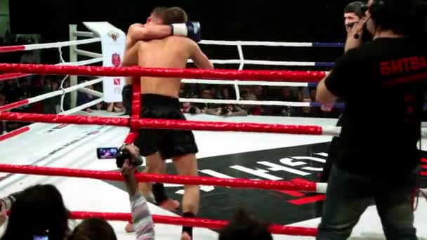 Dos deportistas luchan en el ring de boxeo en la Batalla de Moscú 3 — Vídeos de Stock