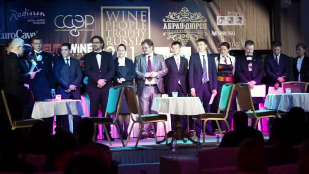 Erzähler spricht mit mehreren Sommeliers bei wine people trophy Russia 2011 — Stockvideo