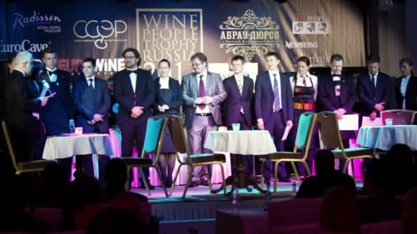 Narrateur parle avec plusieurs sommeliers au Wine People Trophy Russie 2011 — Video