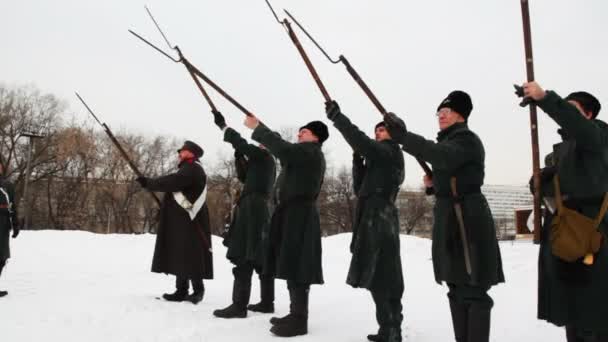 ランクの兵士は軍事歴史祭りの歴史的再構成で銃から撮影します。 — ストック動画