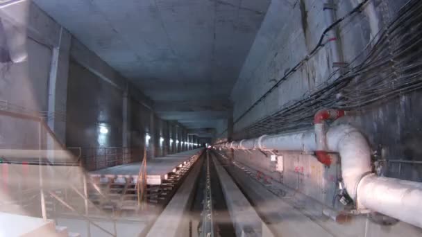 Tåg i tunnelbanan flyttar från station till station — Stockvideo