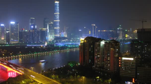 Zhujiang New Town levanta-se para o rio contra o céu noturno perto da ponte Guangzhou — Vídeo de Stock