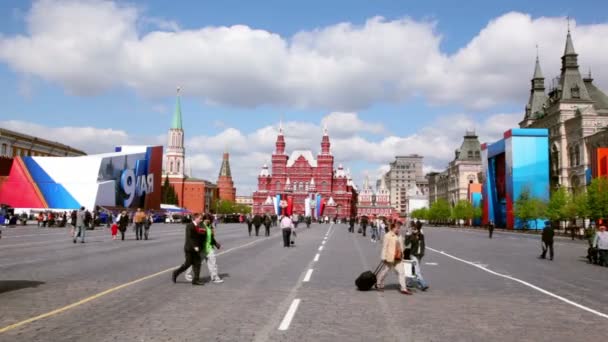 Mensen lopen op het Rode plein in Moskou, op overwinning vakantie op lente — Stockvideo