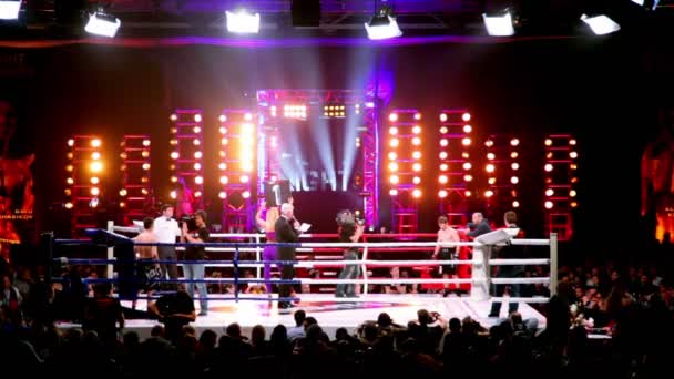 Dos atletas en el ring de boxeo, mujer caminar y mostrar la primera placa redonda en la batalla de Moscú 3 — Vídeos de Stock