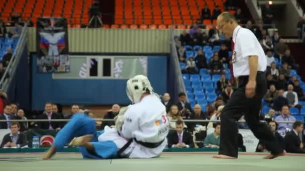 Sportler ontgontseren aus der mongolei gewinnt Sportler wasinhal aus Indien bei weltcup 2011 kudo — Stockvideo