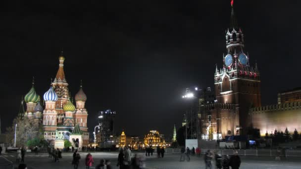 People walk on Red Square in night on festival CIRCLE OF LIGHT — Stock Video