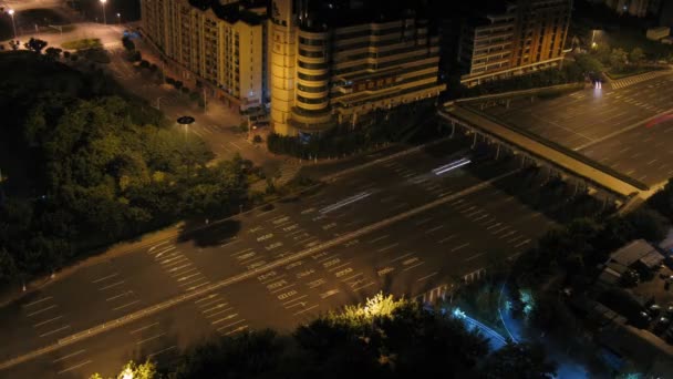 Carros ir na rua da noite na espinha dorsal sob ponte pé — Vídeo de Stock