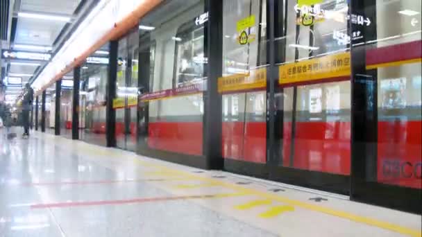 Szklane drzwi są zamknięte przed pociągiem w metrze — Wideo stockowe