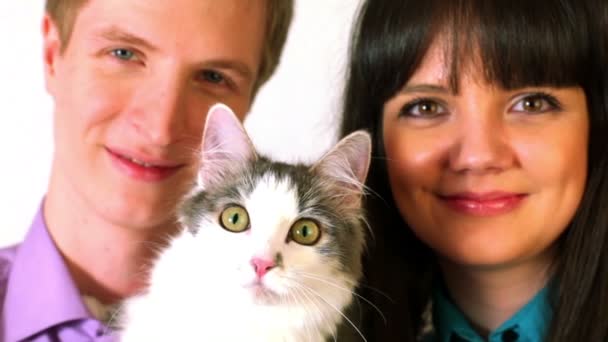 Giovane coppia e gatto — Video Stock