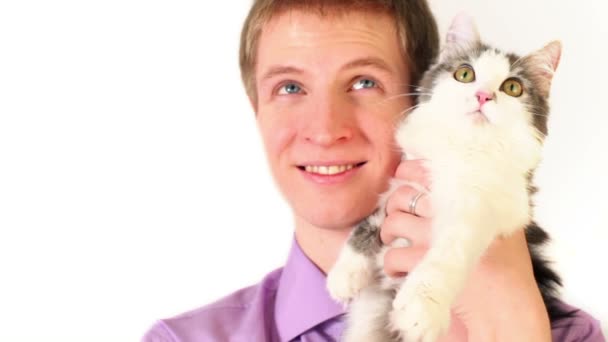 Jovem menino segurar gato na mão, eles movem os olhos siga algo — Vídeo de Stock
