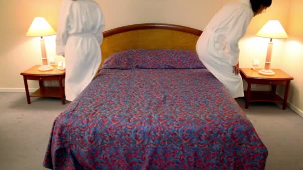 Uomo con donna in accappatoi venire a camera da letto e sedersi su ogni lato del letto — Video Stock