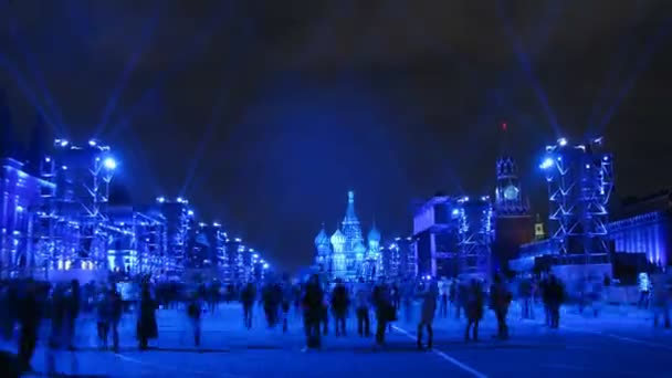 Les spectateurs sont photographiés lors du premier festival international CIRCLE OF LIGHT — Video