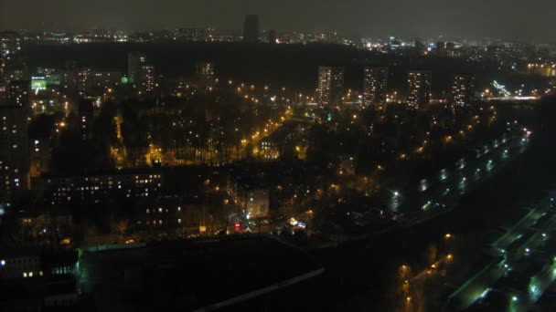 Vier Häuser stehen nachts rechts vor der Stadtlandschaft — Stockvideo