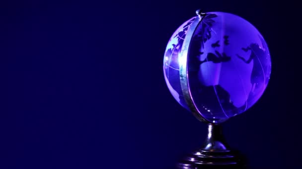 Игрушечный глобус с цветной подсветкой — стоковое видео