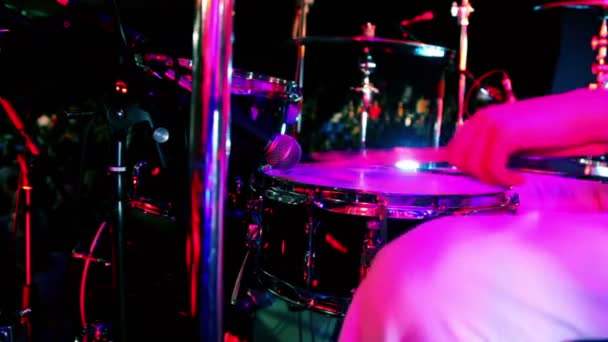 Drummer in wit kostuum houdt onderdijen en spelen — Stockvideo