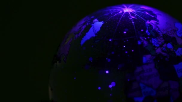 Esfera transparente com mapa do mundo nele gira na luz colorida — Vídeo de Stock