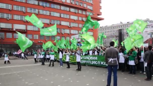 Des gens agitent de grands drapeaux pour manifester CONTRE LA CORRUPTION sur Sakharov Ave — Video