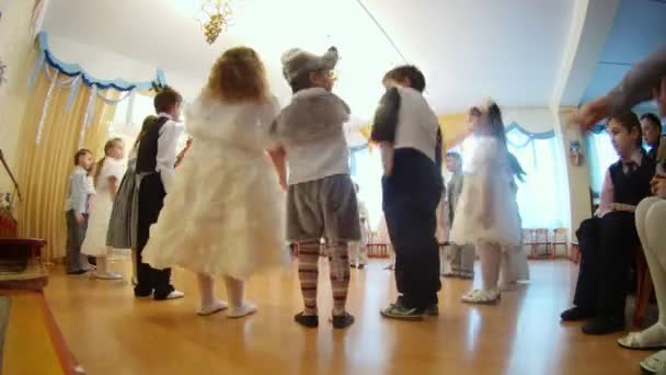 Spectacle de jeux pour enfants consacré au Nouvel An — Video