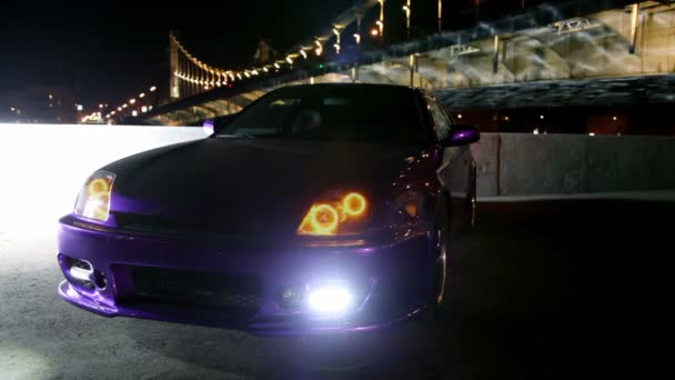 Autó áll a parkolási fény villog, a háttérben a híd — Stock videók