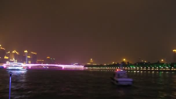 Flotteurs de bateau sur la rivière Pearl le long du remblai — Video