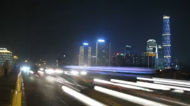 Bilar går på guangzhou bron framför staden landskap och skyskrapor — Stock video