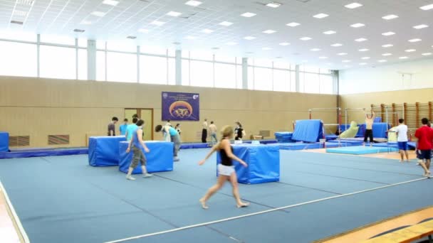 Many young people practice in light gymnasium — Stock Video