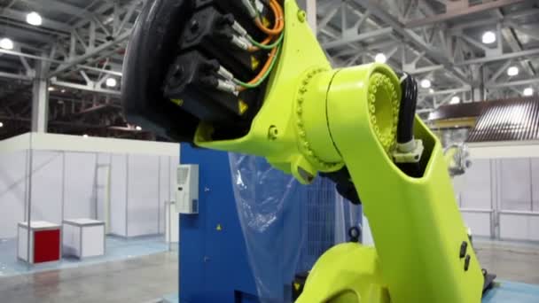 Pièce robotique énorme pour montage de voitures stand dans un grand hangar — Video