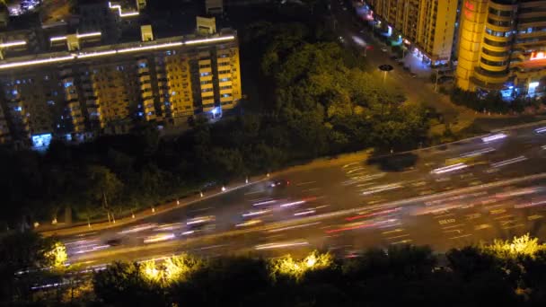 Los coches rápidamente van por carretera rodeados de árboles — Vídeos de Stock