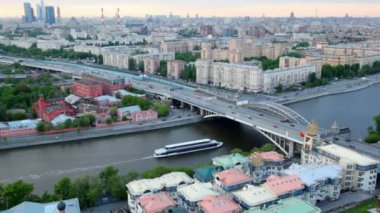 Buhar-yüzmek gemi boyunca andreevsky köprü altında dolgu