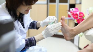 makyajcısı kadına pedikür ve onun ayak yağı kozmetik losyonları