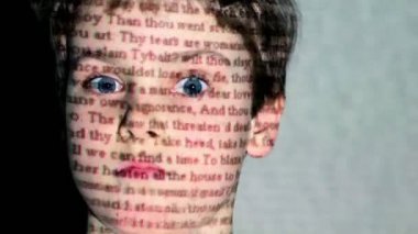w. shakespeare, romeo ve juliet hareket metni projeksiyon geniş gözlü çocuğun yüzündeki açma
