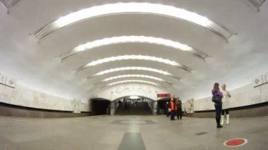 Tren geldi ve metro istasyonu perovo ayrılmak