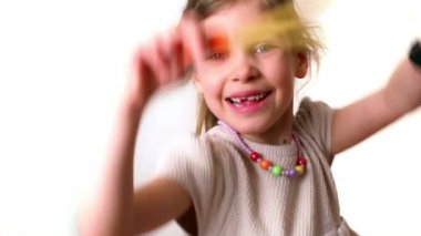 yalıtılmış sapan ile küçük kız